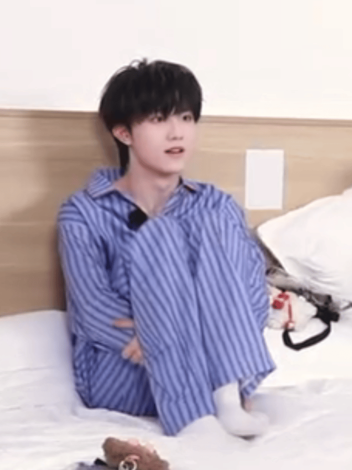他坐姿好乖啊 