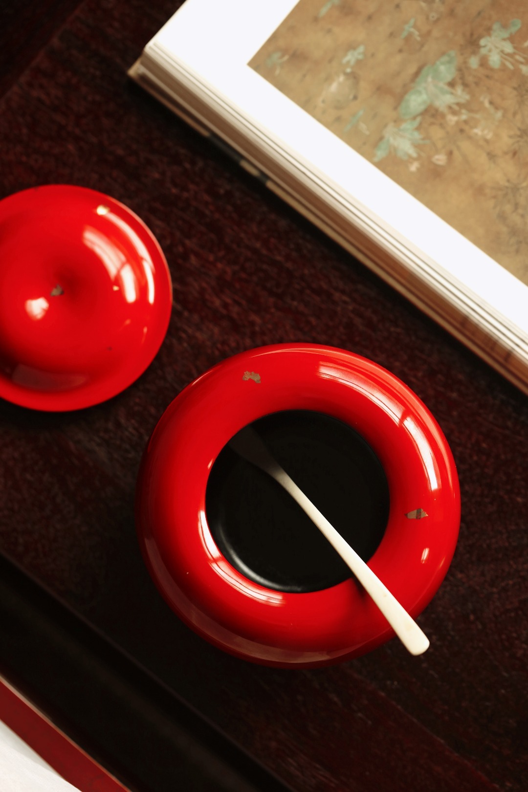 大漆 | 中国红x金箔 · 茶叶罐 一对紫光檀为底胎，髹天然大漆，逐层髹漆打磨，