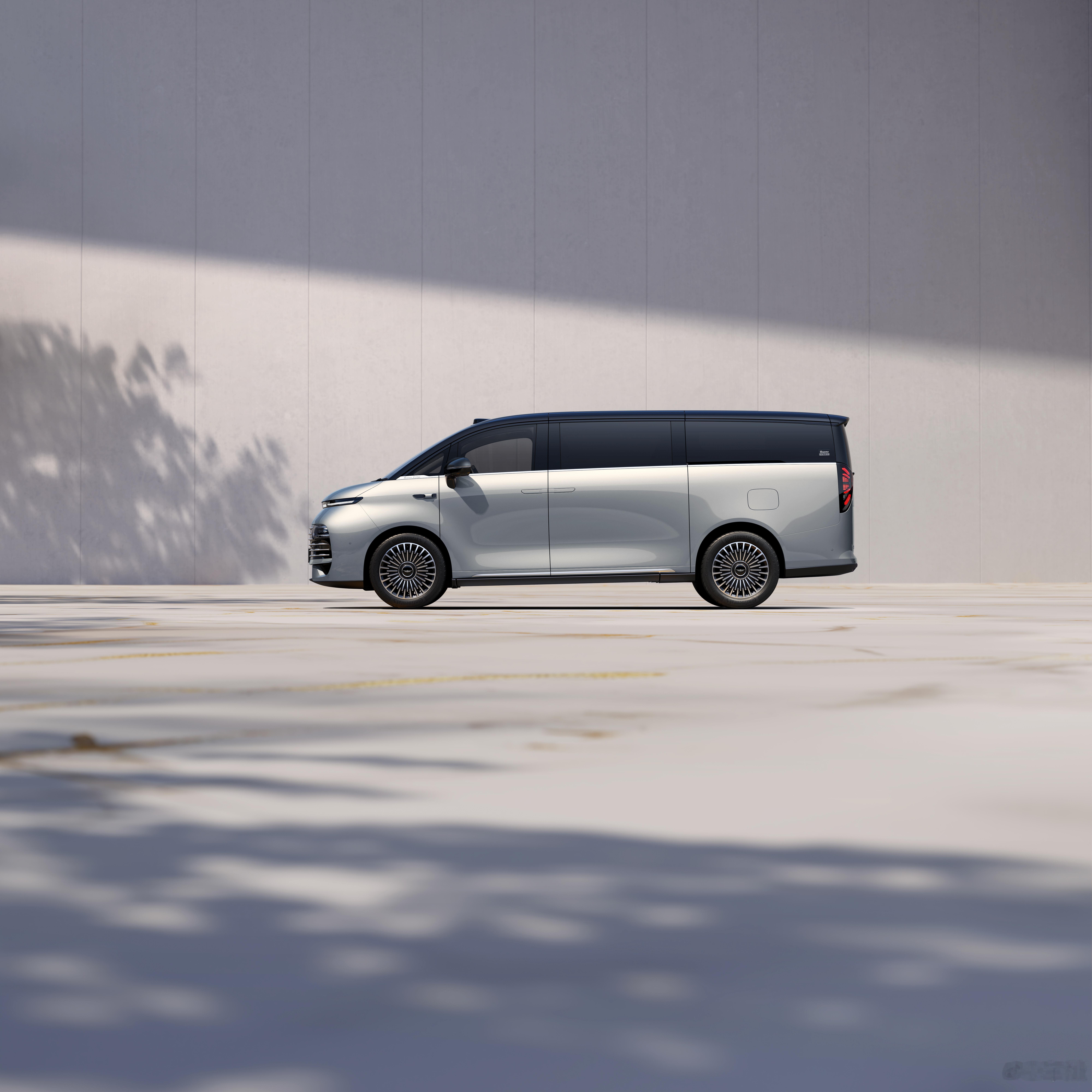 说实话我是真没想到银河V900这台MPV能出增程版，因为它本身的前舱布局已经非常