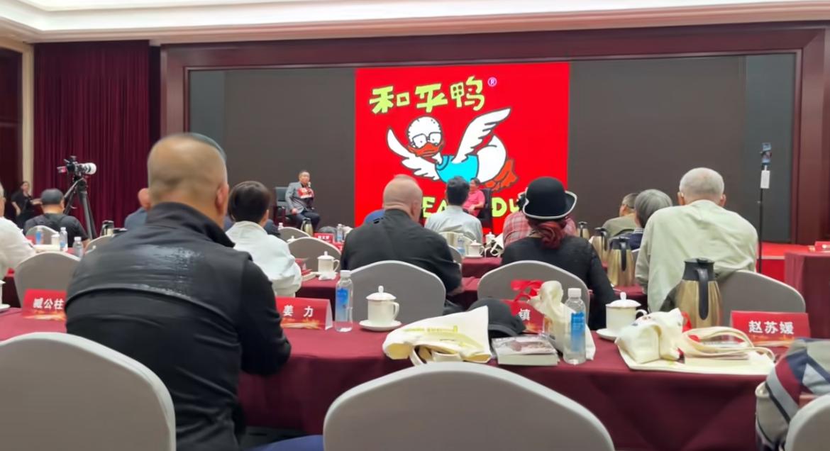 唐师曾去世第49天！遗作《我在茧房吐老丝》正式发布，仪式现场坐满了好友。
王小东