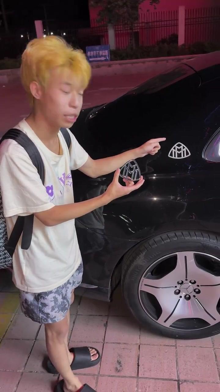 笑不活！两岁萌娃专掰迈巴赫车标，妈妈：感觉家里不动产动了一下

谁家还没个 “败