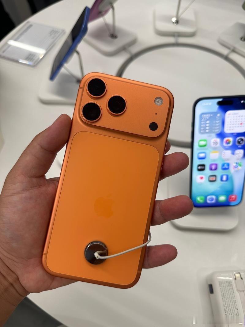 内存涨价正在改写手机价格表。iPhone 18 Pro起售9999元，比上代贵1