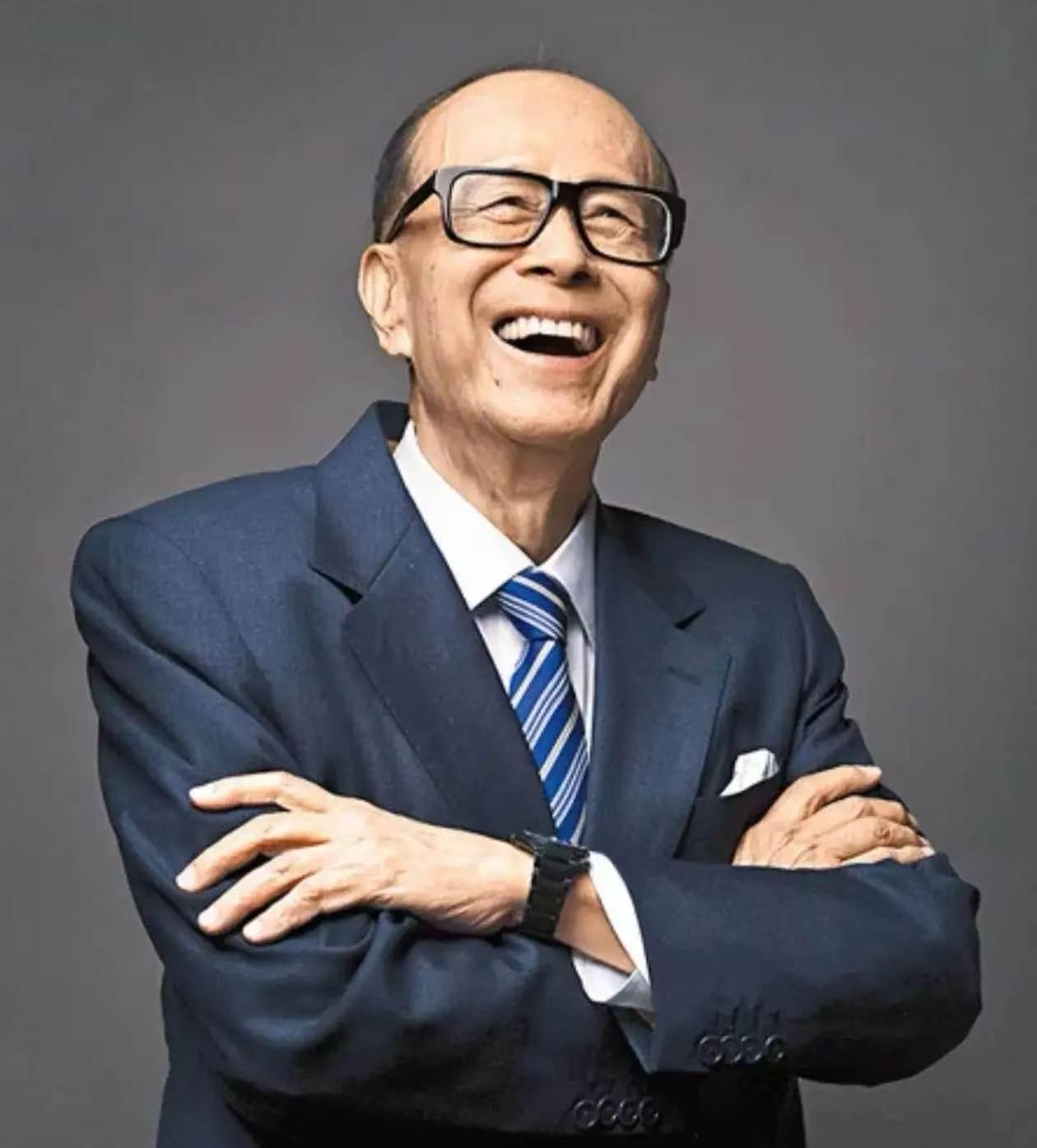 有人说，
实在不理解，李嘉诚有什么坏的风评？

1．改革开放，第一个表明态度的商