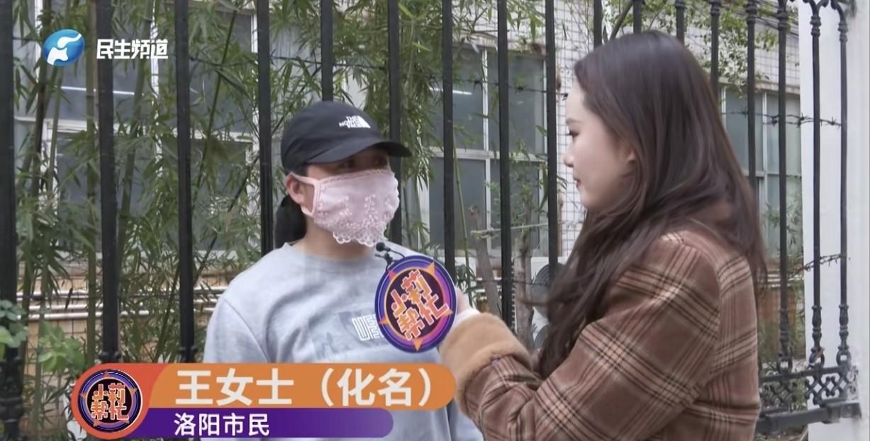 河南洛阳，一女子把70岁老母送养老院，护工端一盆开水，直接把母亲左脚丢进盆里，母