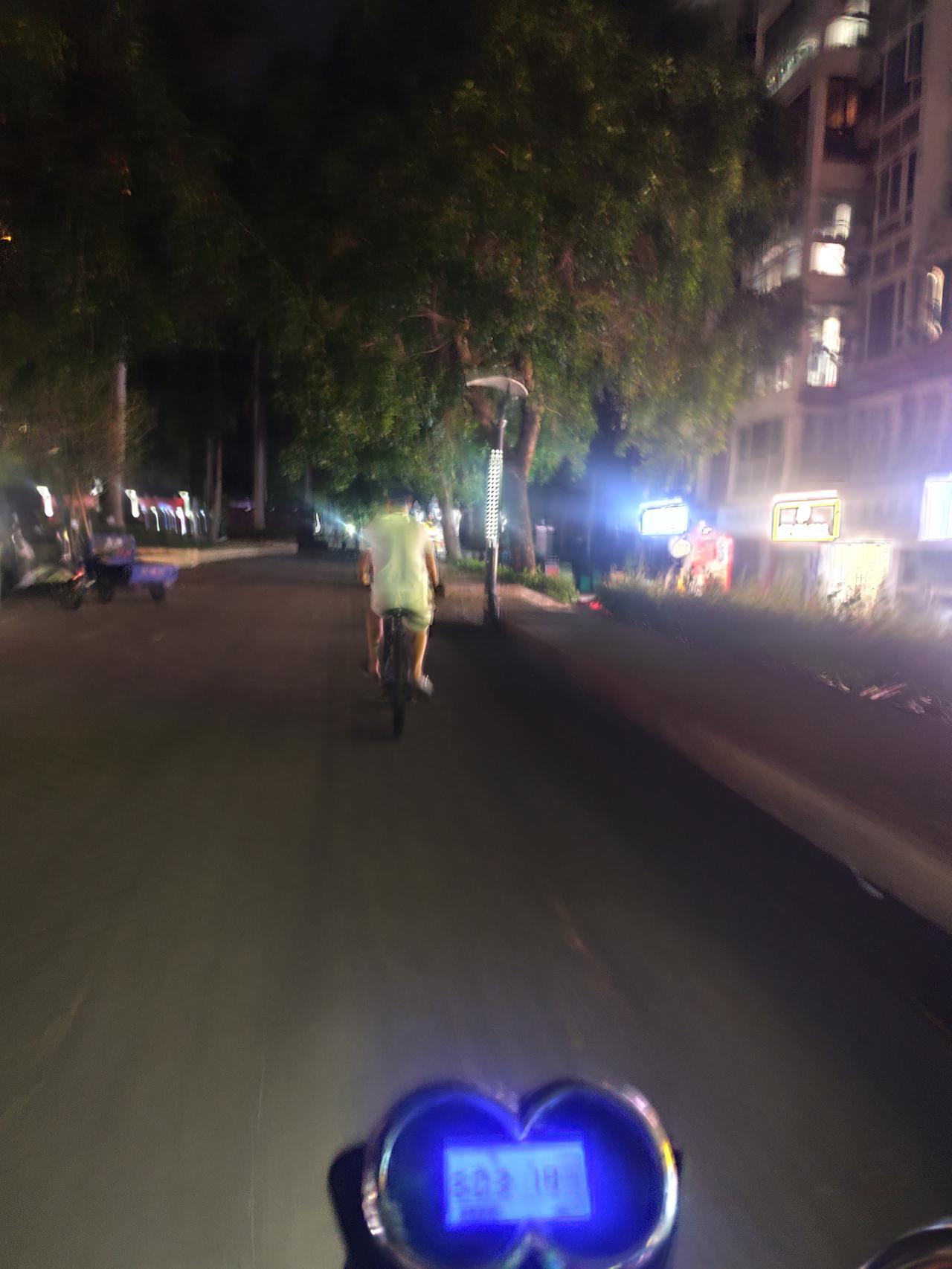 这两天都在捡破烂，昨晚去了西乡，拿了一把伞和桌子80元，跑了四十多公里，回来都凌