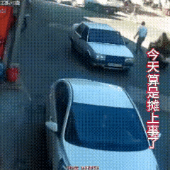 这个女子电动车骑的是够差劲的了，瞄准了这个男人，先后撞了两次，在第一次撞的时候，