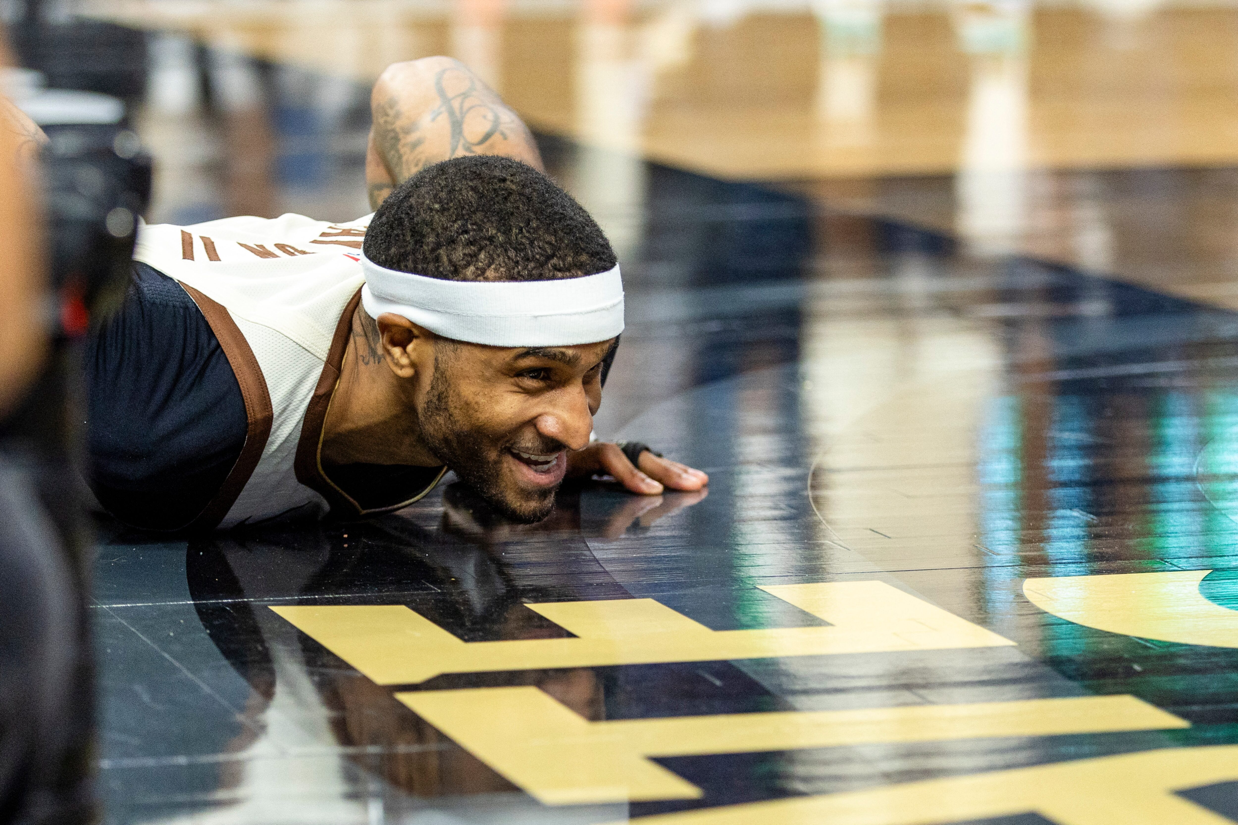 金州勇士佩顿二世-我的评分：后卫身材，锋线打法，领防空切终结空位三分，听说今天手