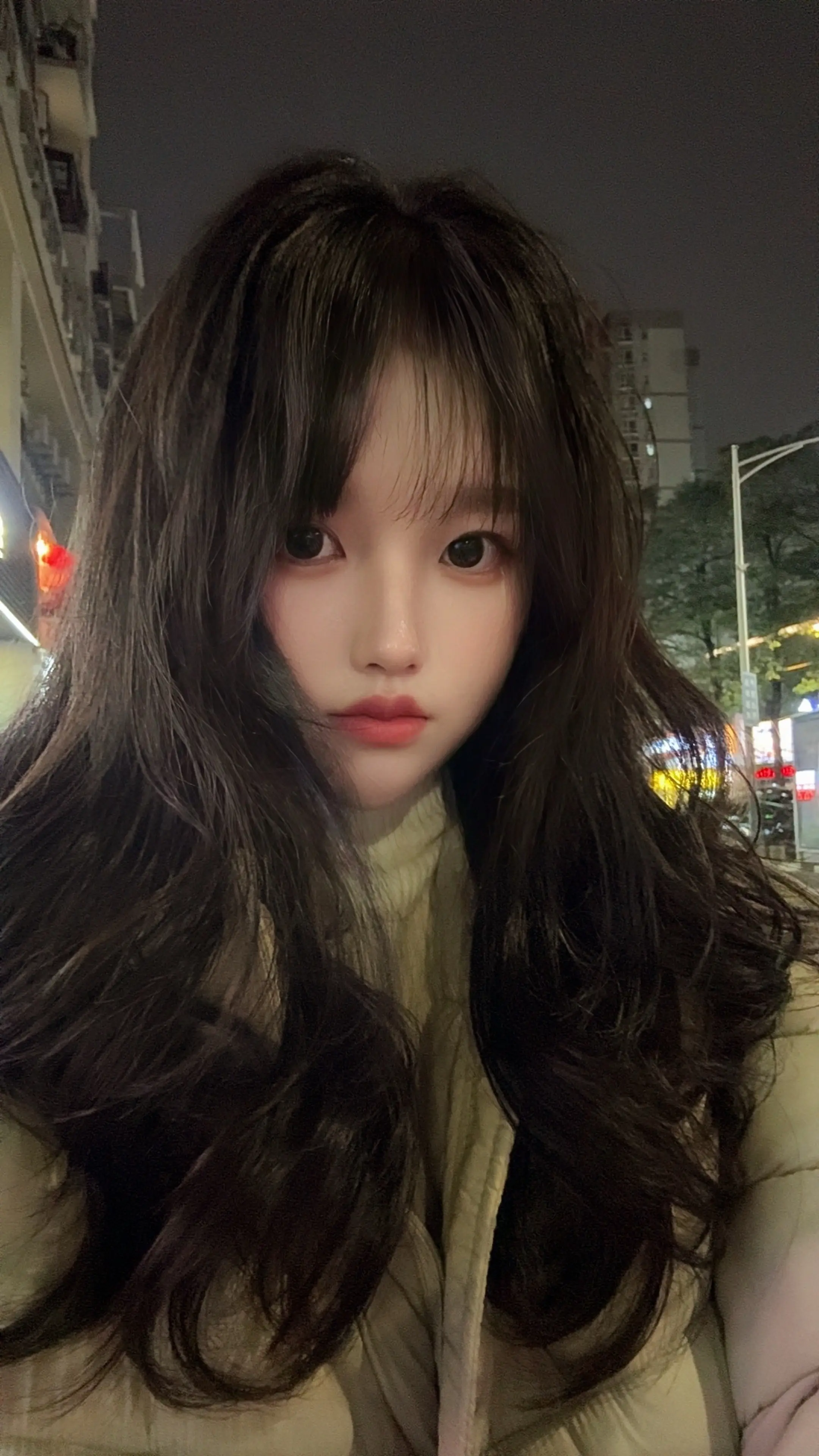 随笔🖊️。许久不曾留过刘海 今日耗费六小时打理发型 重新剪了刘海 望...