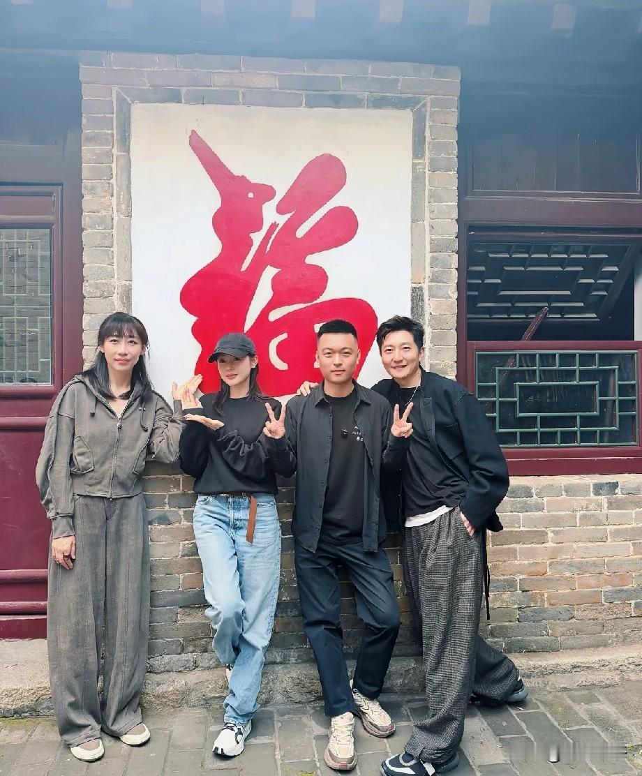 梦幻同框！任素汐张天爱郭京飞齐聚大孤山，古宅合影氛围感拉满
 
近日，一张明星在