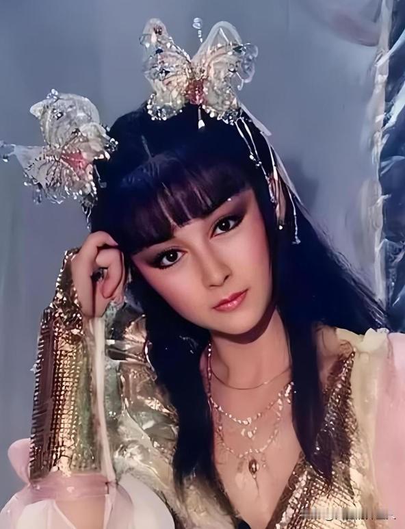 60年代，陈鸿烈同时喜欢上郑佩佩和潘迎紫。郑佩佩知道他脚踏两条船，立刻离开了他。