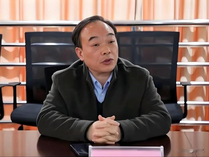 今天淮河能源控股集团的刘立良上了热搜
他在能源企业深耕多年
早期从一线岗位上一步