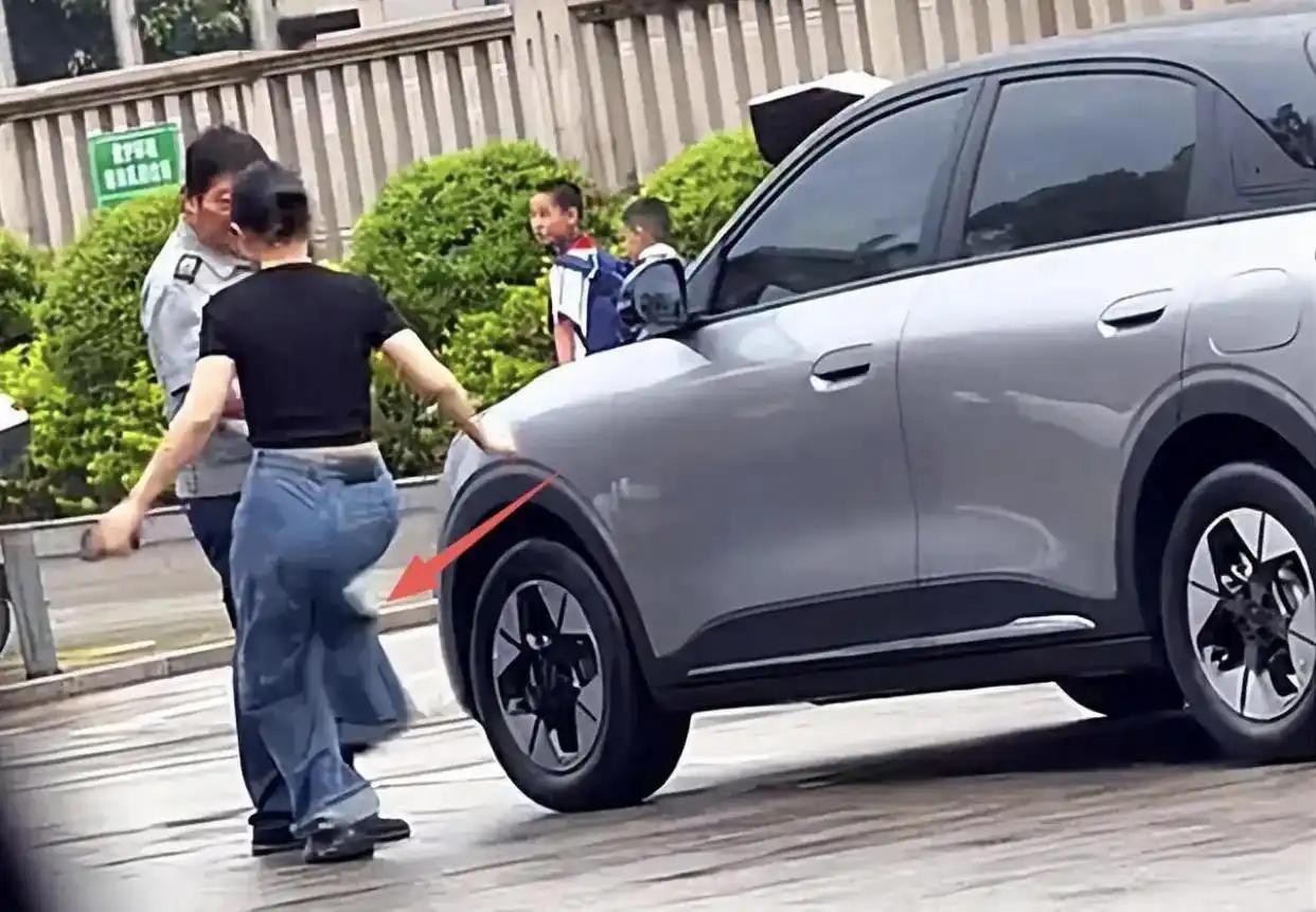 福建这起保安掌掴踹自己的女子，是防卫，还是互殴？

福建这起女司机和保安的冲突，