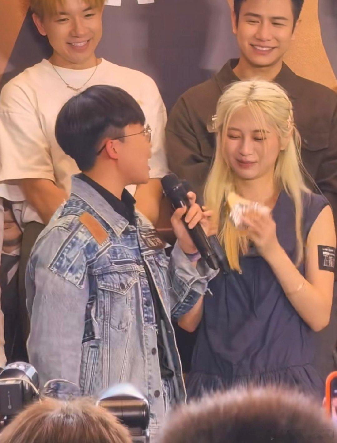 倪嘉雯出席《正义女神》宣传活动，换了一个新的造型，让人眼前一亮。 