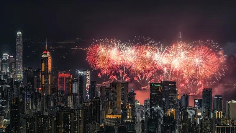 以前去香港跨年，脑子里第一反应就是挤去维港等烟花，2019年那场30多万人挤在两