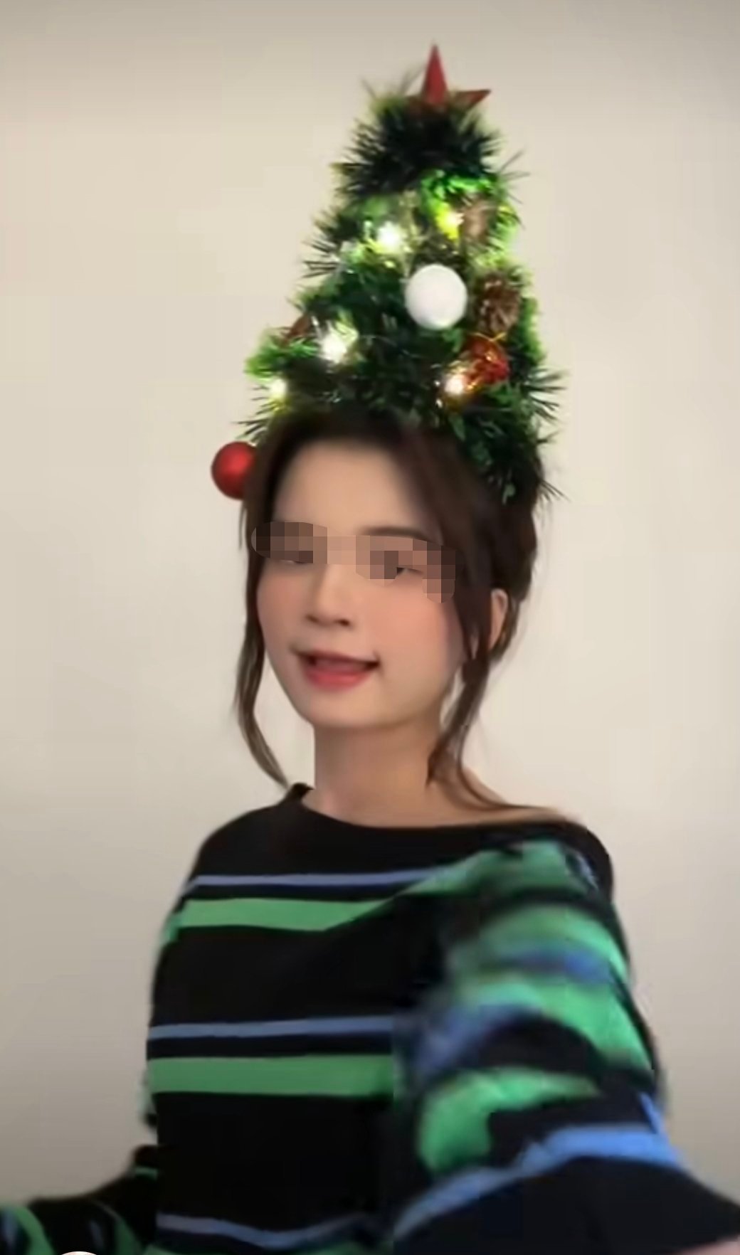 是谁第一个发明的头顶圣诞树  好吧 很耀眼给男朋友也整一个 