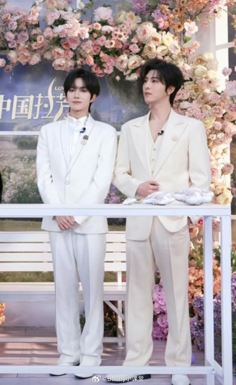 黄星邱鼎杰直播两人穿着白西装，背景是花墙，往那儿一站太有内味了