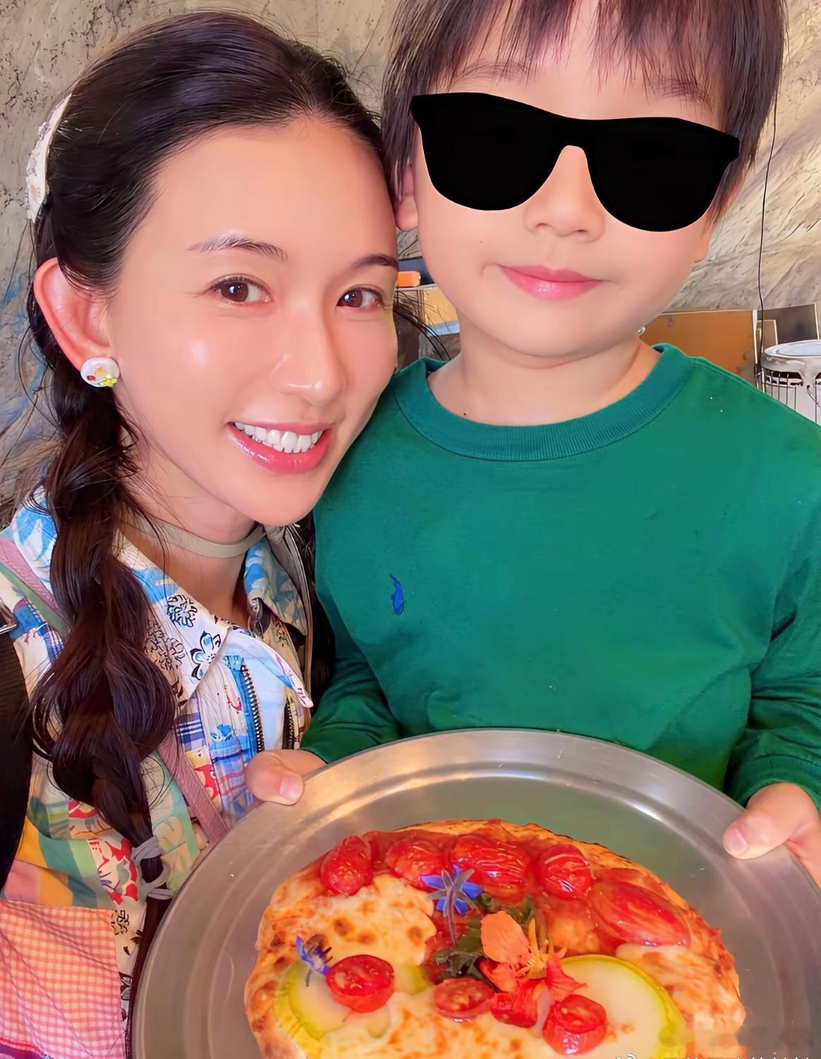 51岁的林志玲和儿子去农场的，她儿子应该也四岁多了吧，夸赞她亲手给他爸爸做了一份