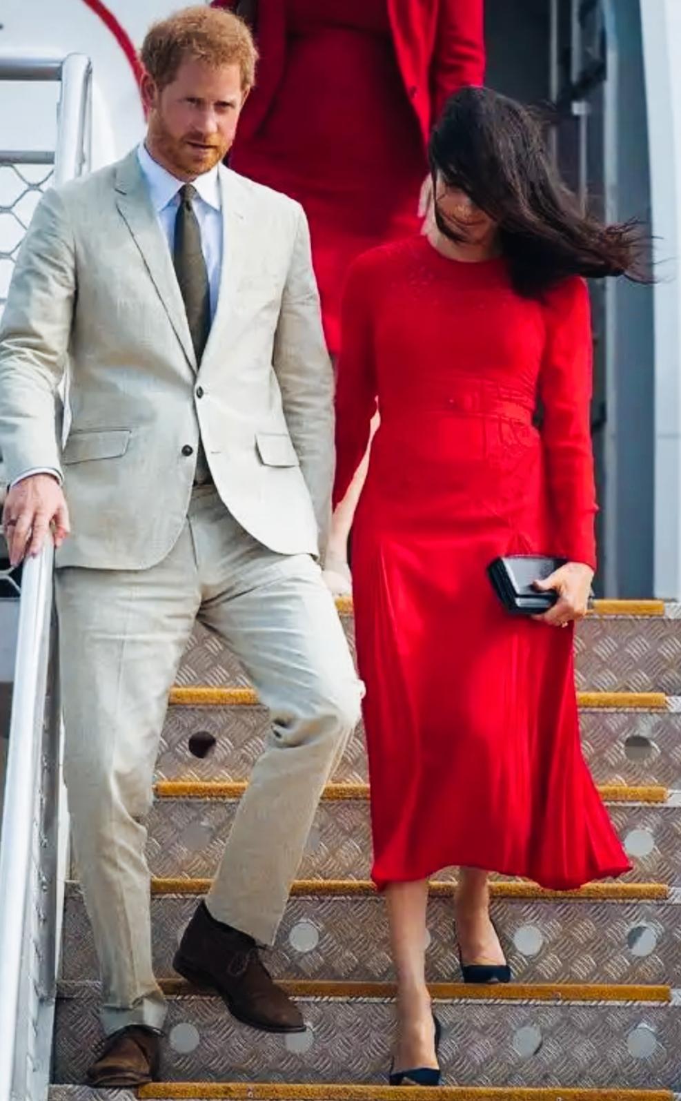 这发型是不是很别致啊！
吹出这样的发型是不是也很难啊！
特意去打造这样的发型，应