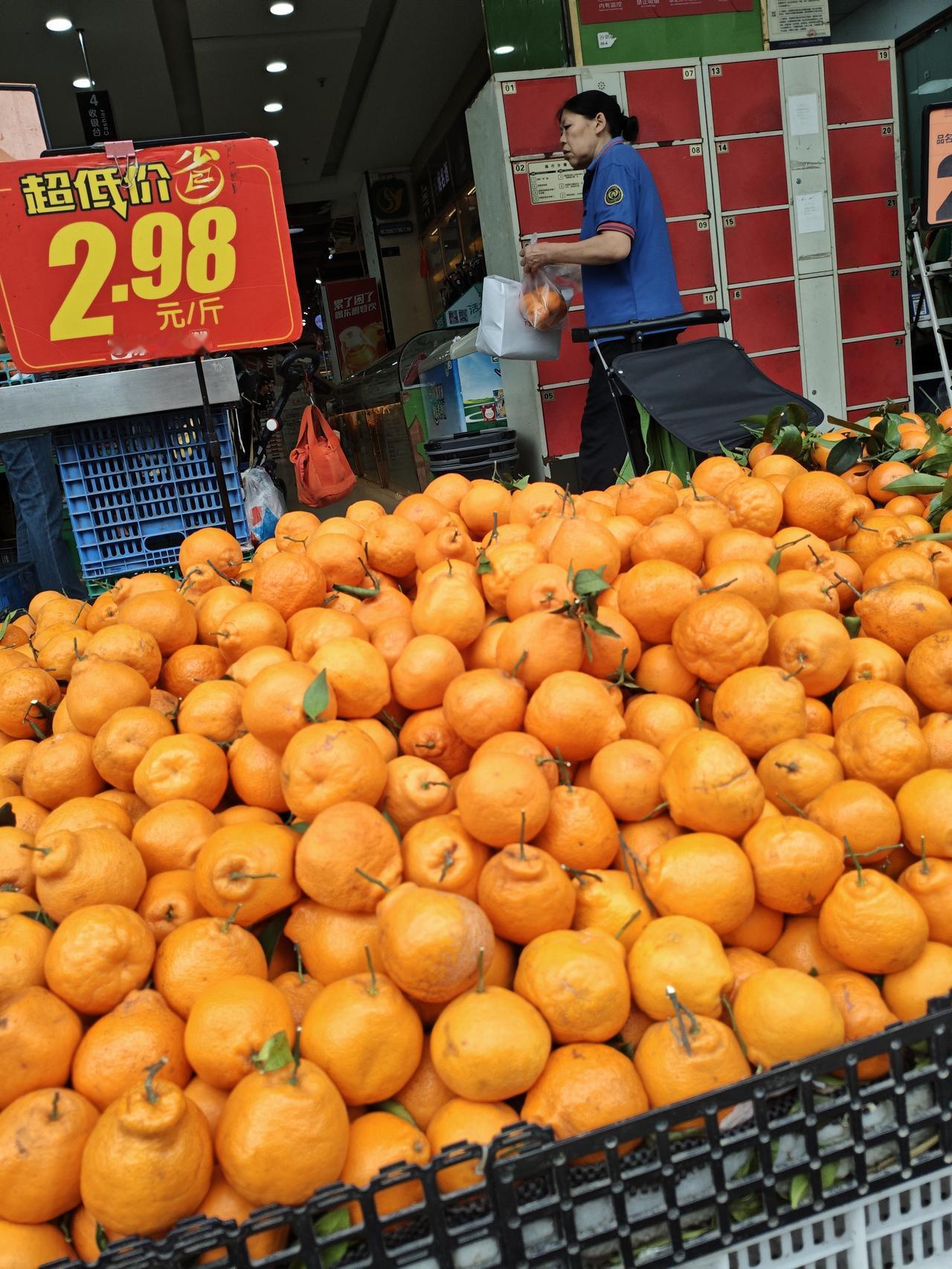 晒出你的本地生活深圳已经是夏天了，多吃点水果，看看这个水果价，还是很便宜的：江西