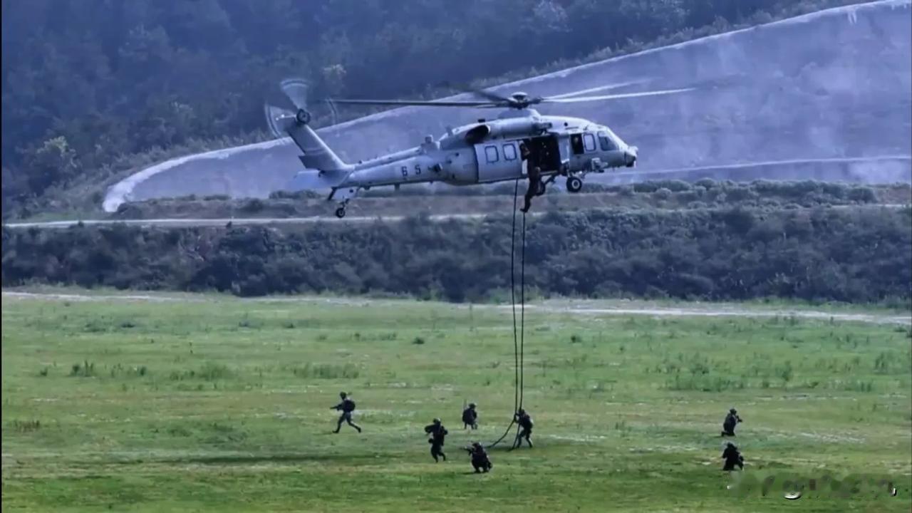 央视突发画面：两侧舱门大开，特种兵极速索降，这反应速度绝了！

最近，官媒直接公