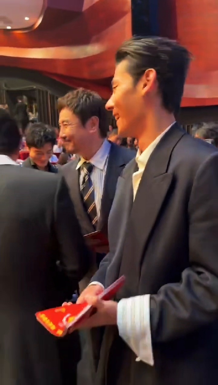 蒋奇明没有不发传单的义务路人彻底被蒋奇明圈粉！不爱社交却全程不停派发传单，主动拍