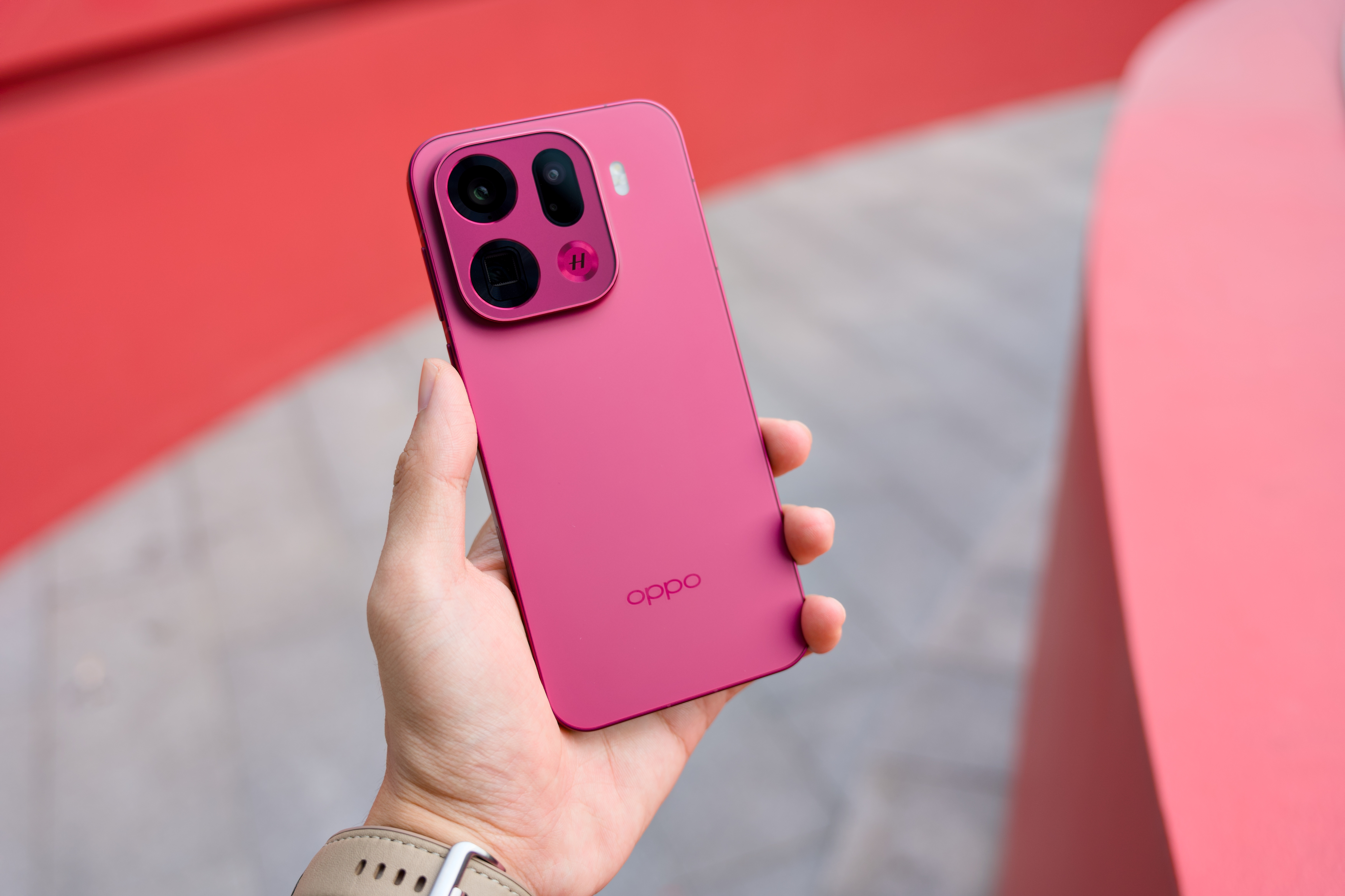 OPPO Find X9 Pro追光红，这个红色后盖值得细品。 ​​​