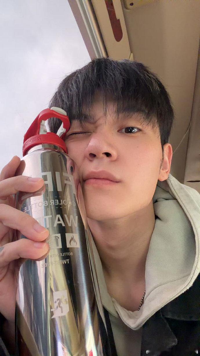 看到李荣浩唱青花了声鸣远扬李荣浩[超话]李荣浩唱的《青花》太有味道了！他那略带沙