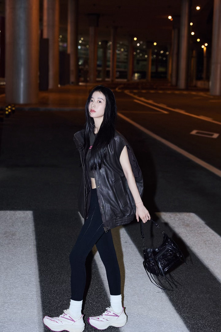 品牌挚友马思纯、演员周雨彤身着Balenciaga TechWear系列服饰及J