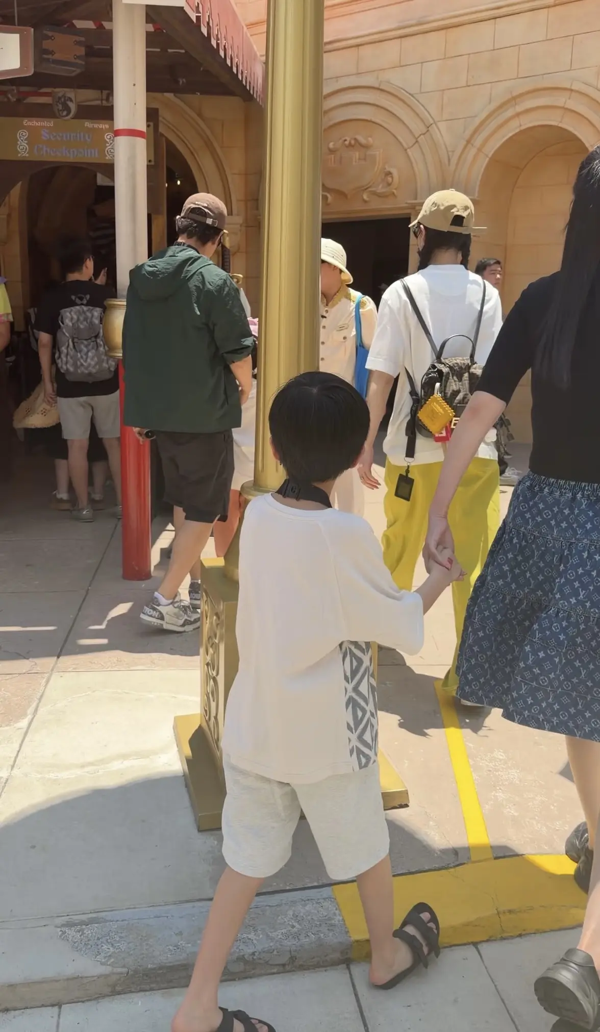 罗晋一家三口同框，唐嫣扎双马尾很少女。唐嫣罗晋带娃去新加坡玩了，一家三...