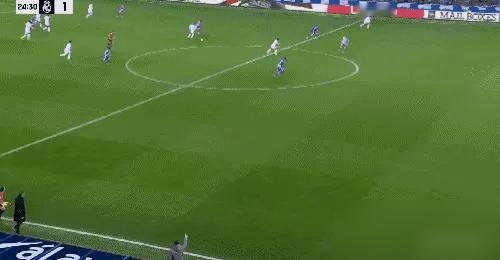 进球还看姆巴佩！
像这样边路准单刀拿球，然后凭速度内切，再大力兜射，姆巴佩是屡