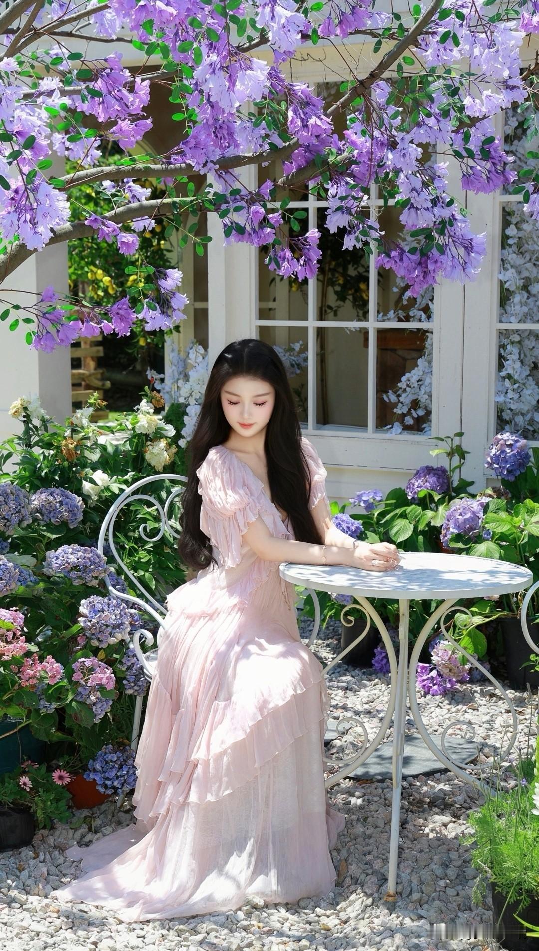 梦幻花园里的少女，粉色长裙与紫花相映成趣。