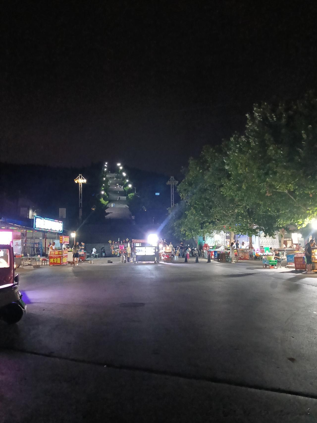 晚上清屏山的夜景！
晚上吃过晚饭，没事出来爬一下我们小县城的清屏山，好久没有爬山