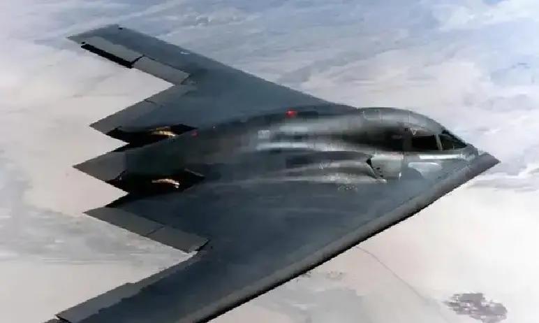 快讯！快讯！
一位美籍华人表示：“自从美国用B2轰炸了伊朗之后，让中国人彻底失去