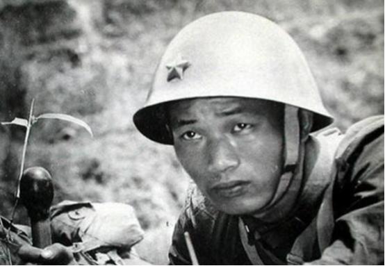 1984年，老山22岁战士陈洪远，迷路之后闯进一个山洞，他摸着黑走进去，发现里面