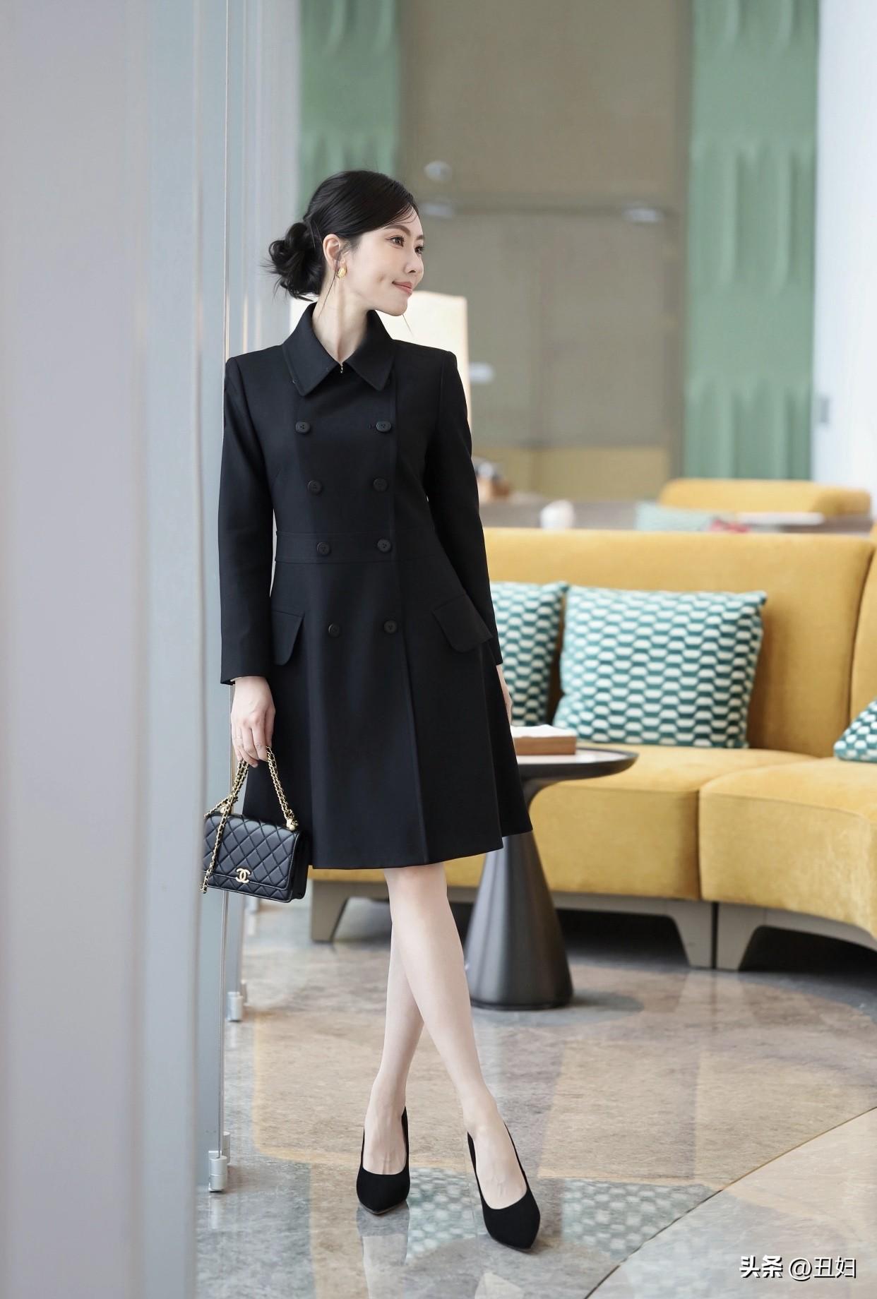 什么样的穿搭可以成为气质女神?黑色大翻领连身装，黑色本就自带神秘与优雅，大翻领又