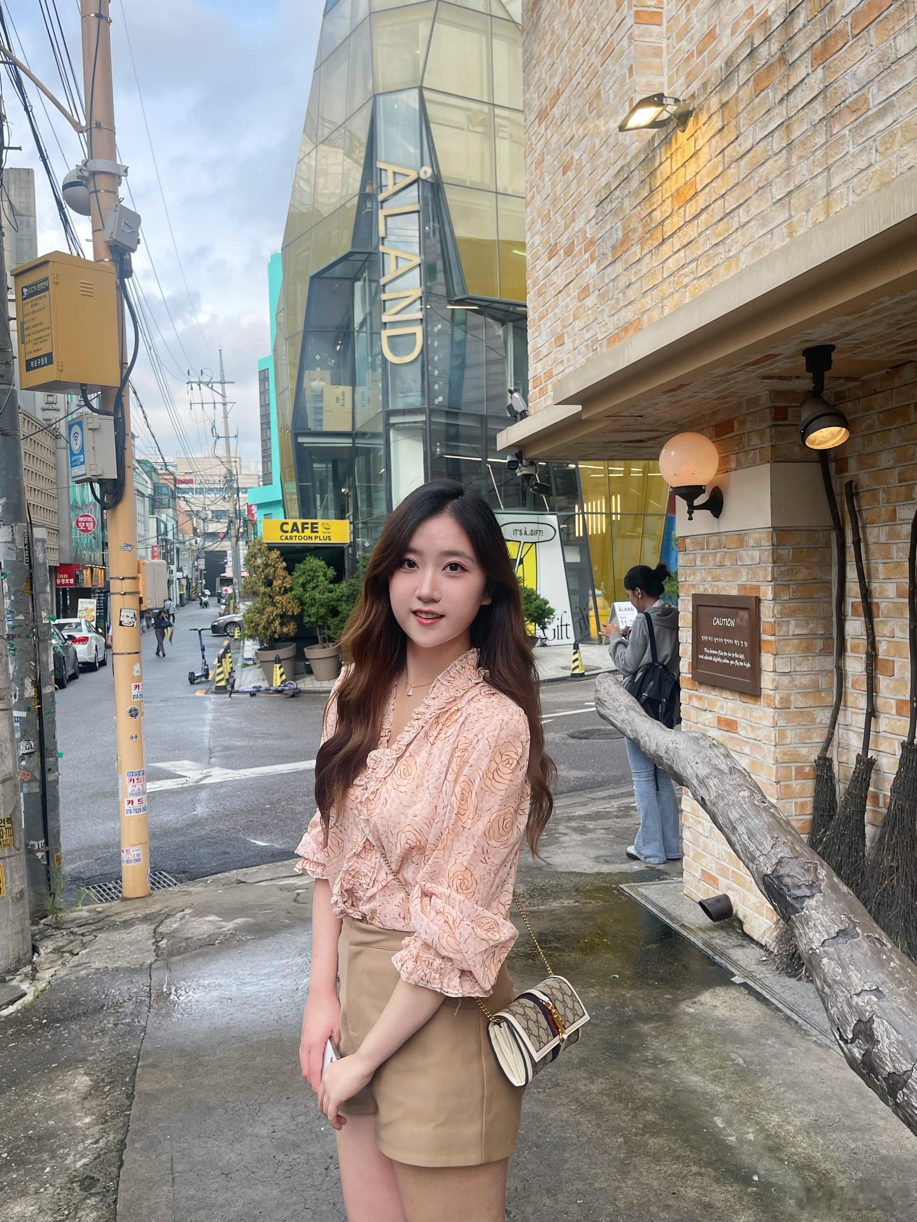 不管干啥 落地先爽吃韩牛再拍美照今天是江南小姐姐加金秘书穿搭[太开心][太阳][