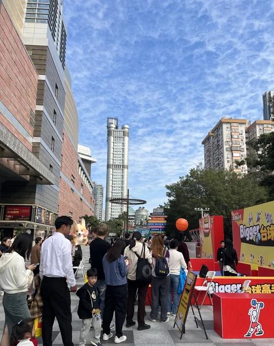 哇！正佳广场偶遇运动会！
路人乱入大灌篮🏀、台球🎱
保龄球🎳、拔河🔥
小