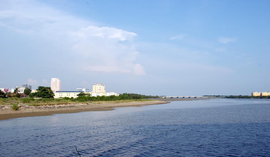 新加坡急了。
 
不久前的东盟会议上，其外长拍着桌子要我们尊重马六甲海峡的地位。