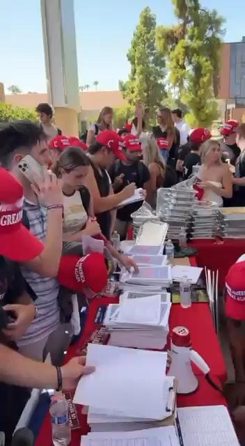 亚利桑那这个摇摆州的数百名大学生正在登记为特朗普投票，他们还戴上了醒目的红色MA