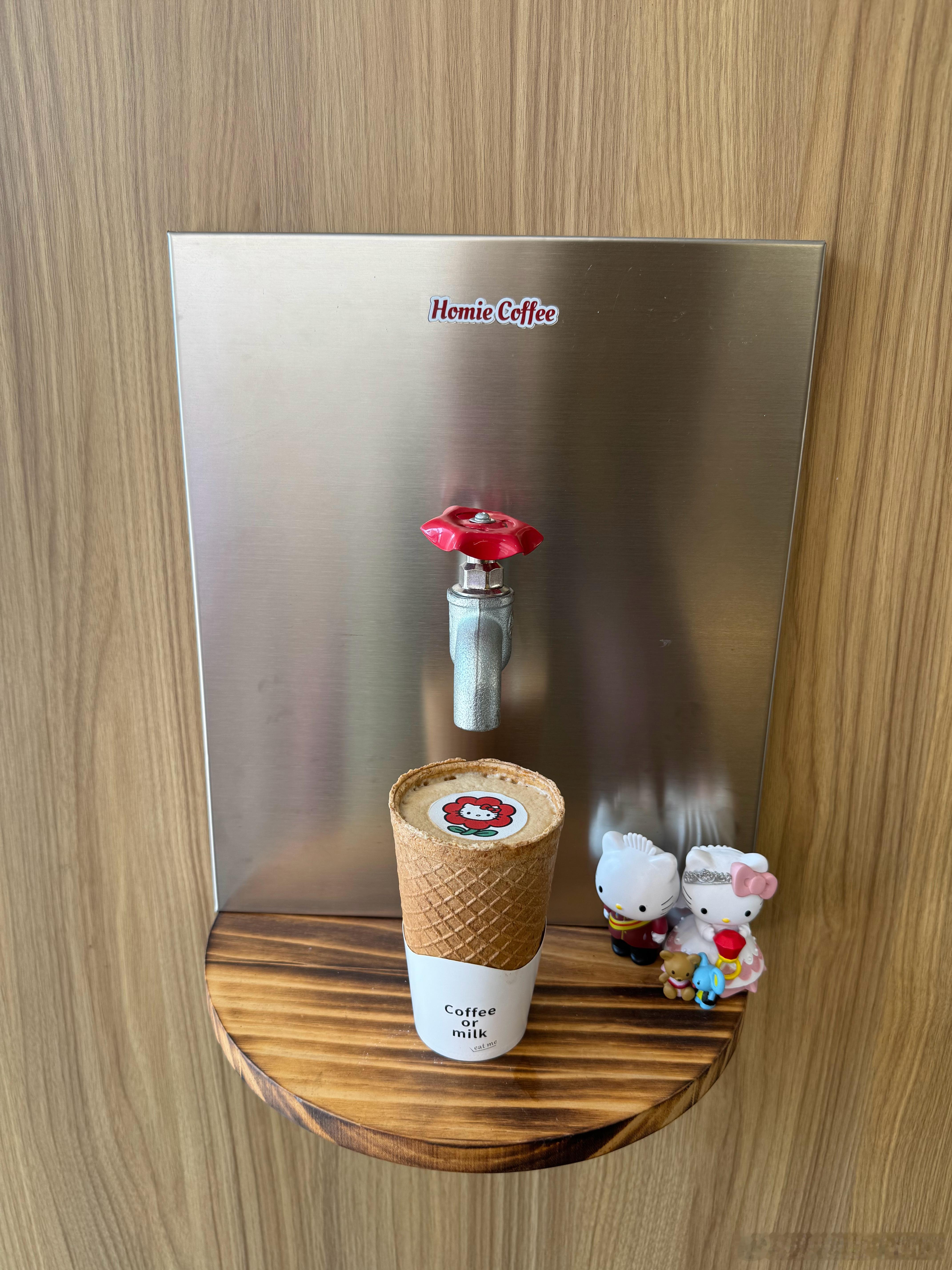 和阿莫斯约会回来了星星人贴纸没了只有 kitty 猫贴纸了这两杯 42元其中饼干