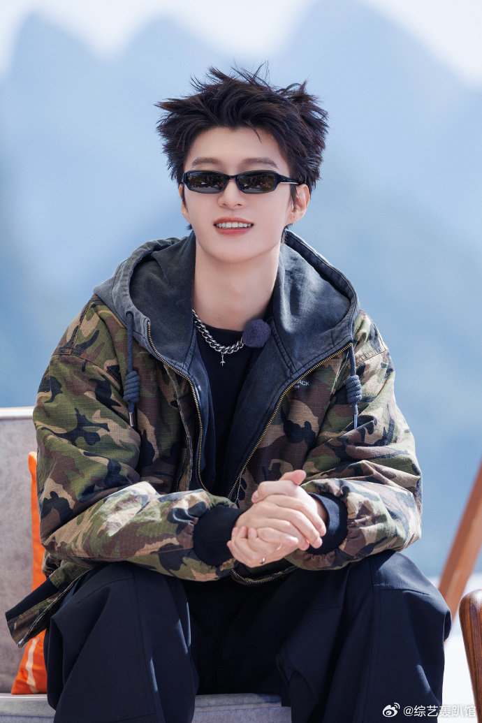 范丞丞轻氧感穿搭 范丞丞身上有种很干净的少年气，穿什么都是清清爽爽的。不用硬撑什