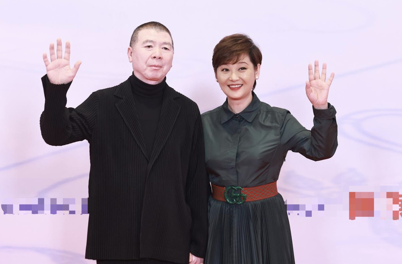 【#徐帆辟谣与冯小刚离婚#】#徐帆称与冯小刚关系坚如磐石#近日，有网友发文称，冯