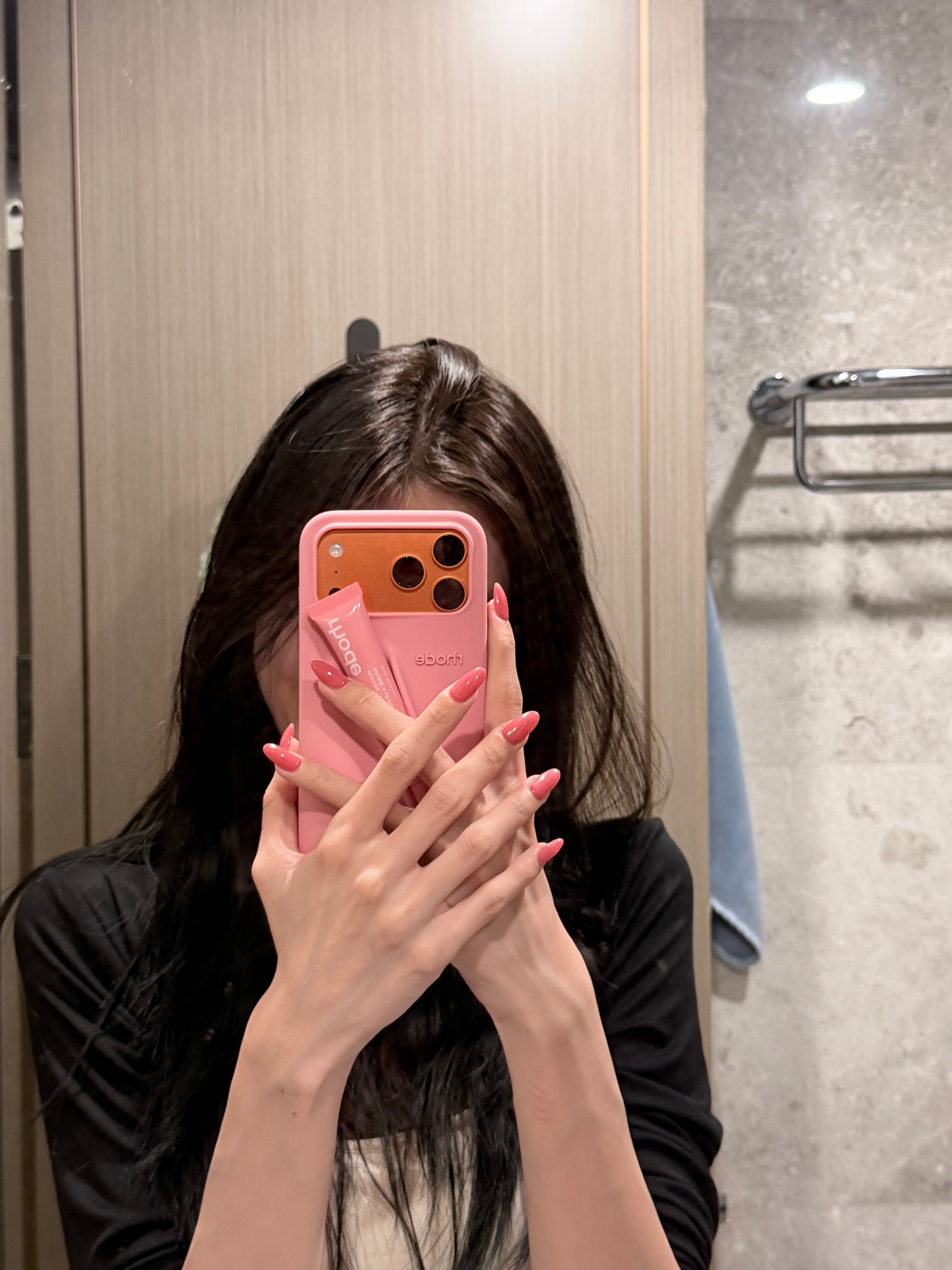 还没洗头 新指甲和手机壳好配 