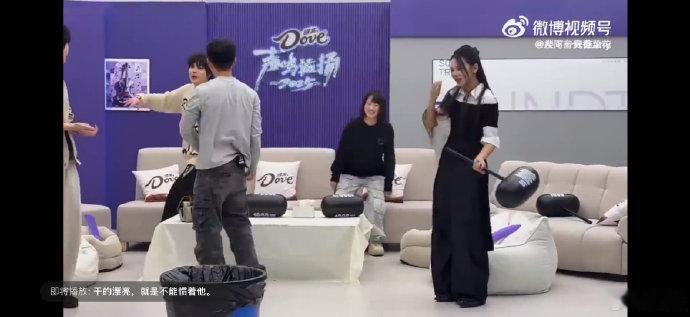 这直播比我奶的年夜饭还乱声鸣远扬 年度迷惑现场！全员各忙各的吵翻天，镜头追不上节