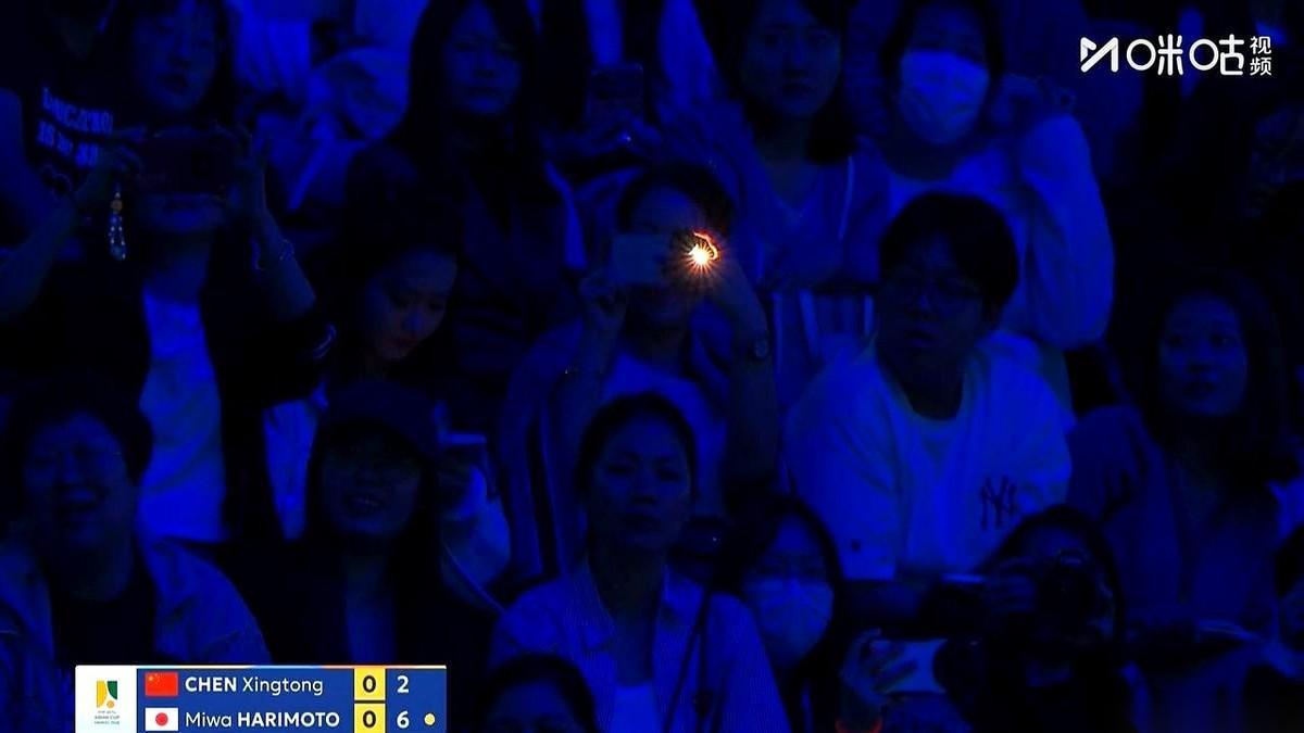 乒乓球赛场上，有些事是真让人看不懂。
陈幸同对阵张本美和，正打到关键分，观众席突