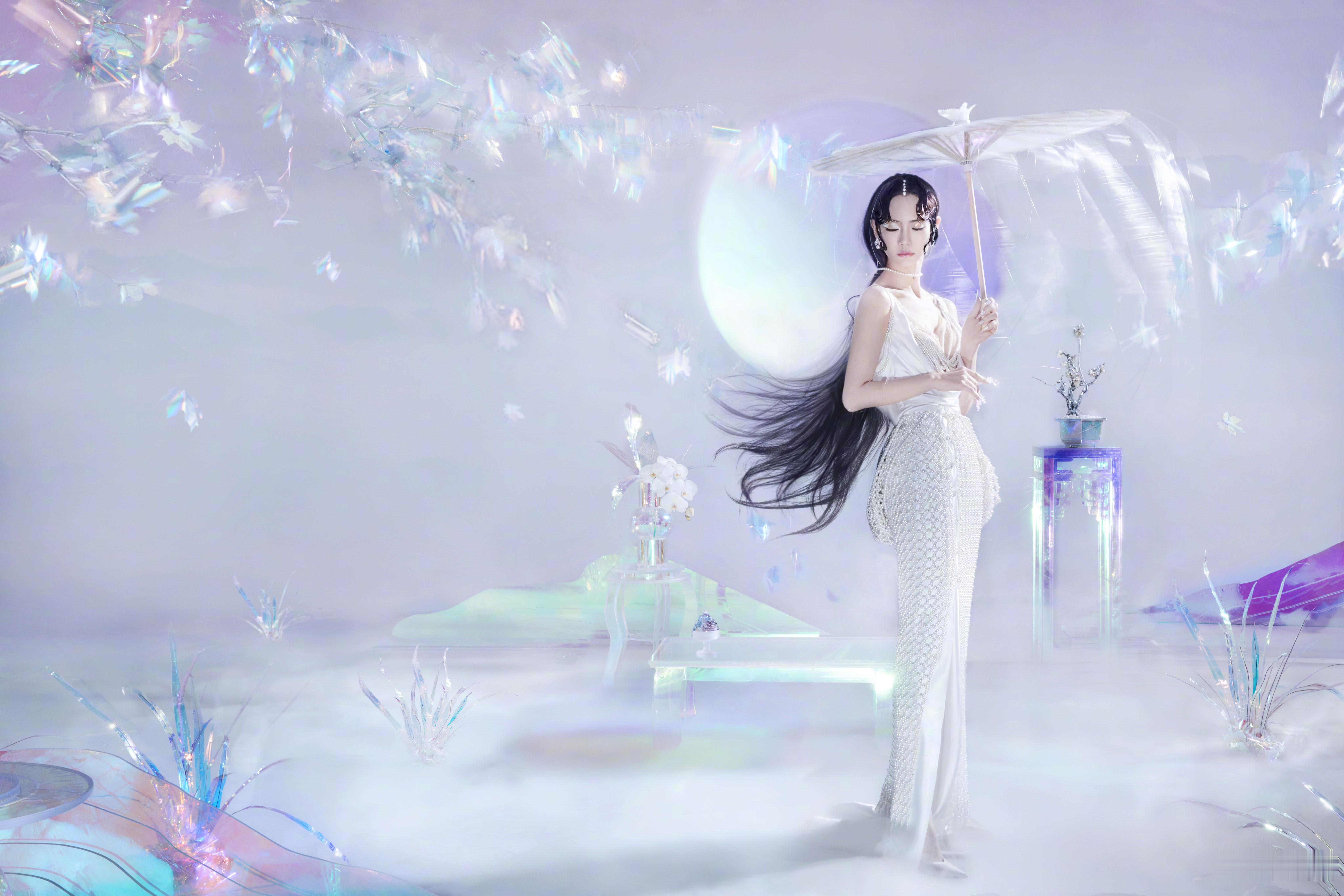 #戚薇珍珠人鱼妆#戚薇身上好多珍珠啊！像是白蛇又像是刚上岸的美人鱼！流光溢彩，好