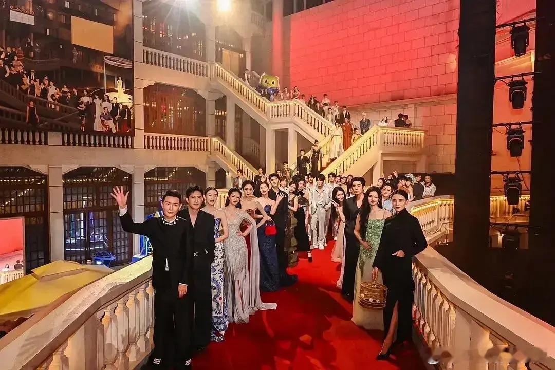 GQ大合照，娱乐圈不愧是名利场，按咖位排队站，王阳升咖已经站刘冲身边了，提名视帝