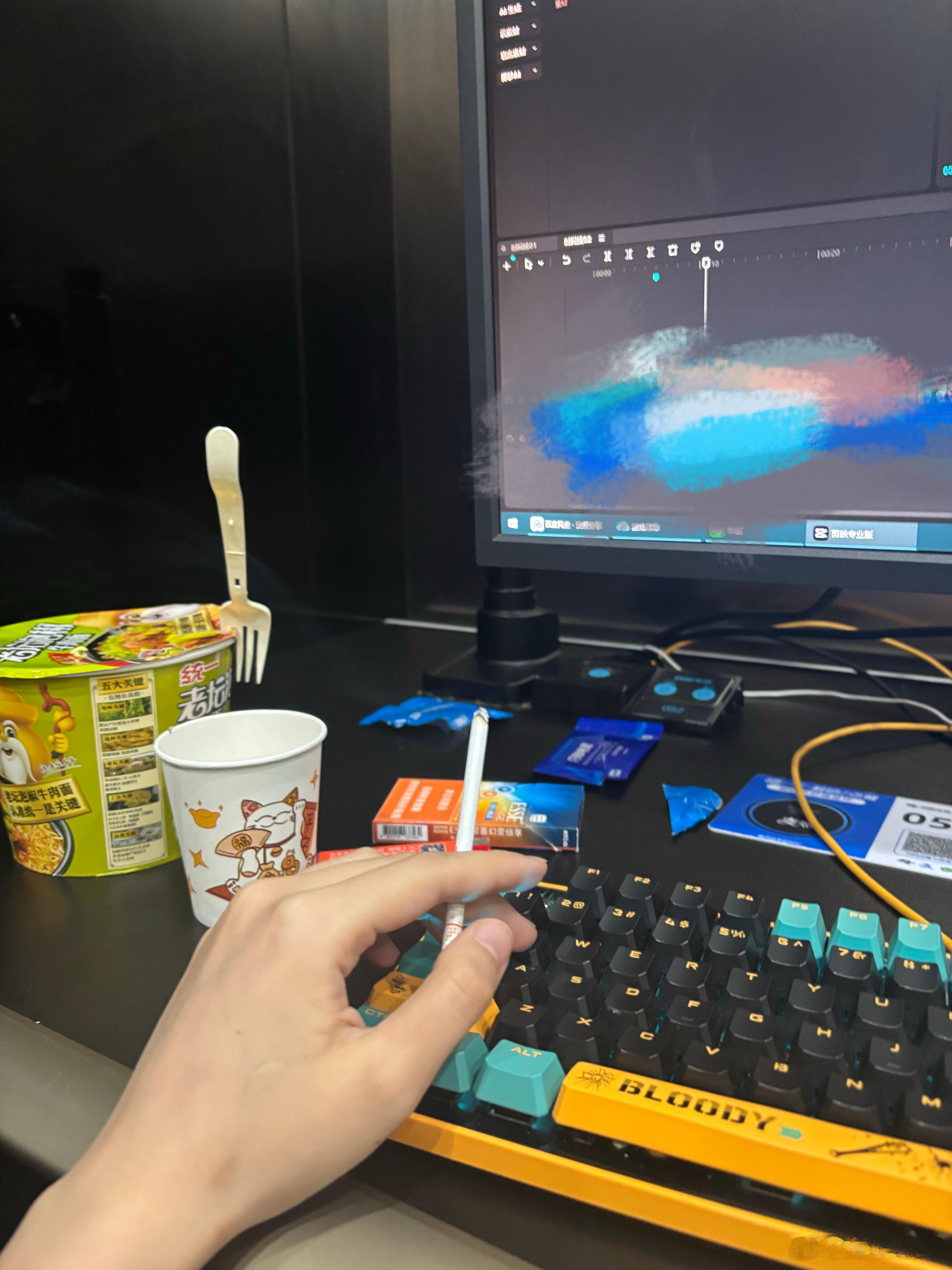 下班在网吧继续干副业，还有比这更屌丝的画面不…… 