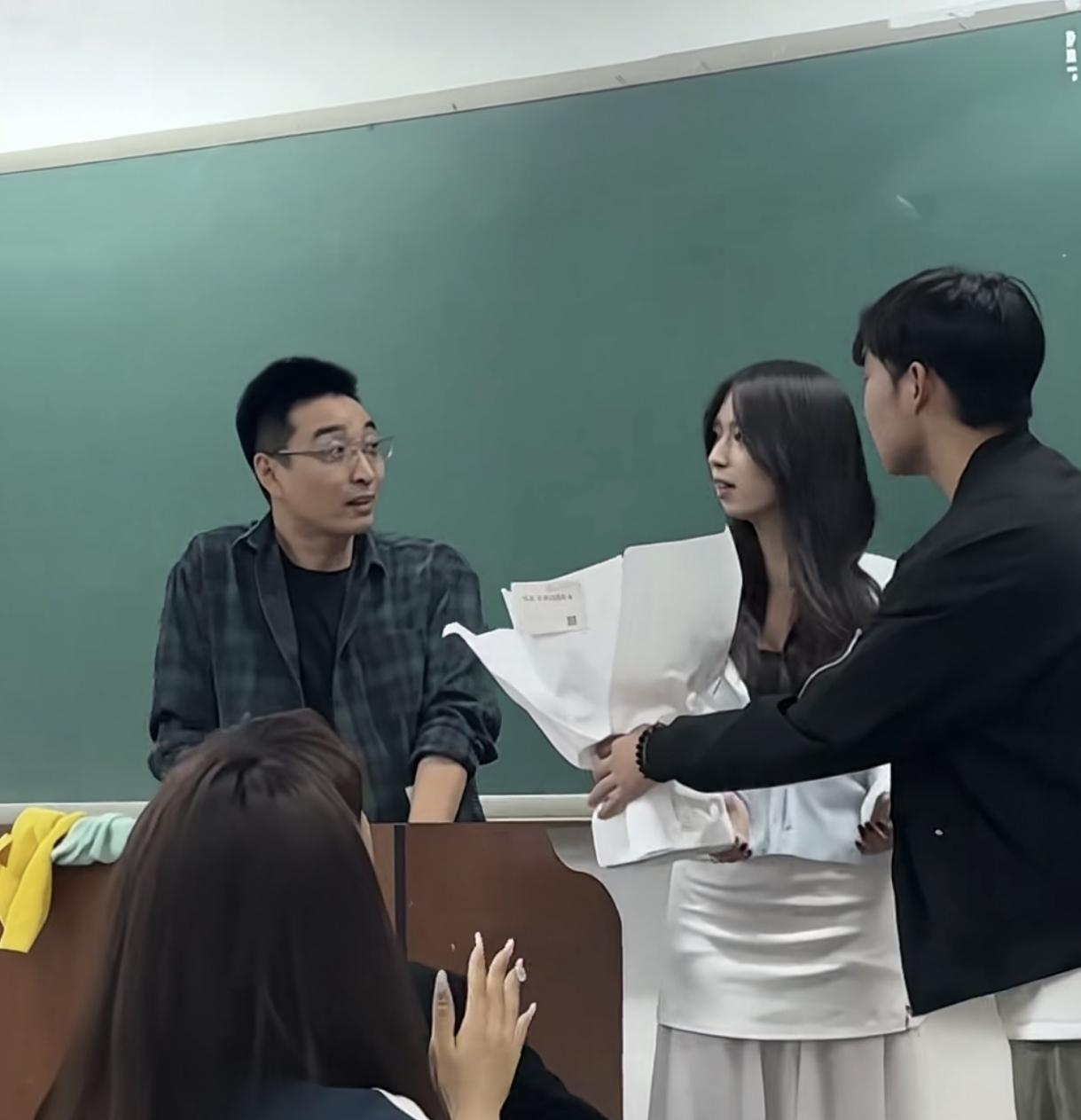 男生带花到教室以为是表白
结果却是赠给老师的
有谁知道女孩此刻在想什么吗？感觉好