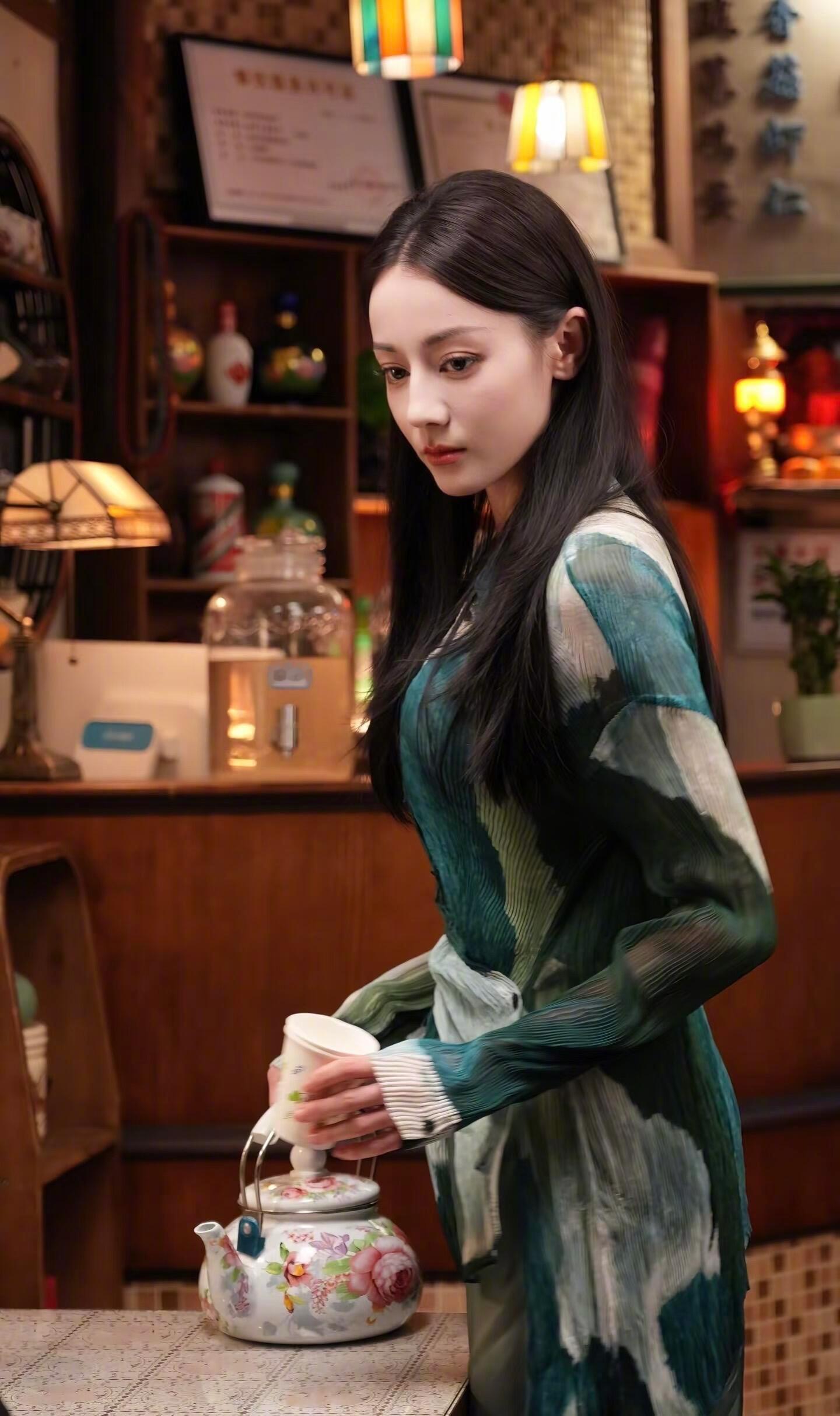 这部剧就是一整个美貌大赏，打戏大赏，衣柜大赏